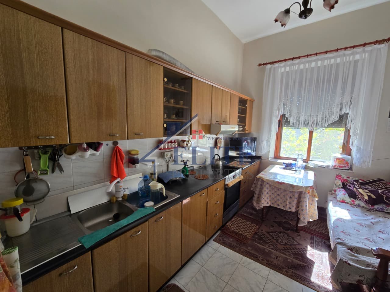 Pallatet Shallvare, apartament 3+1 me qira