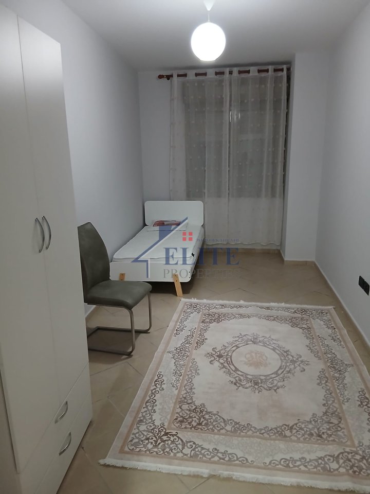 Vicino all'International Hotel di Tirana, appartamento con due camere da letto in affitto.