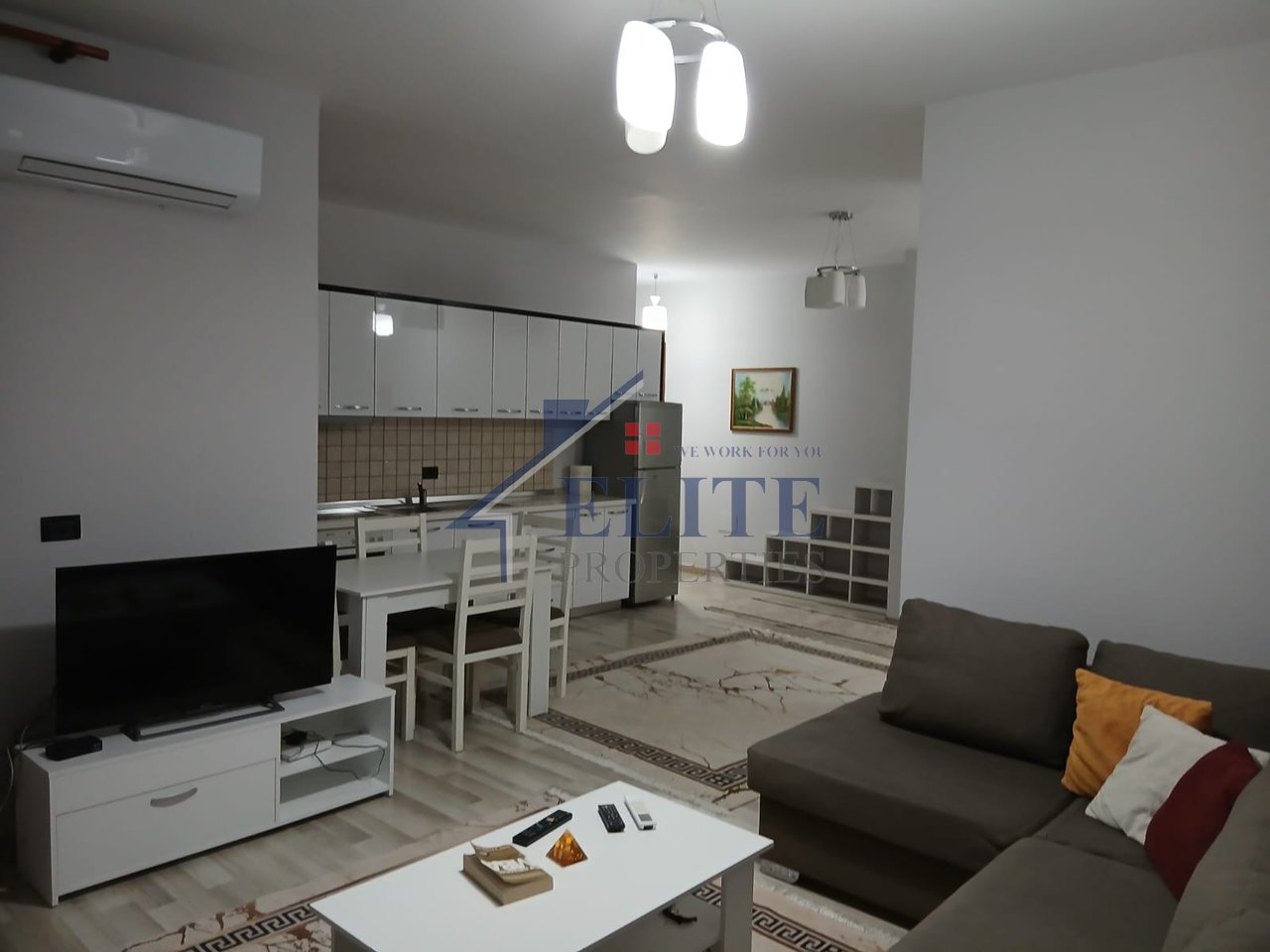 Vicino all'International Hotel di Tirana, appartamento con due camere da letto in affitto.