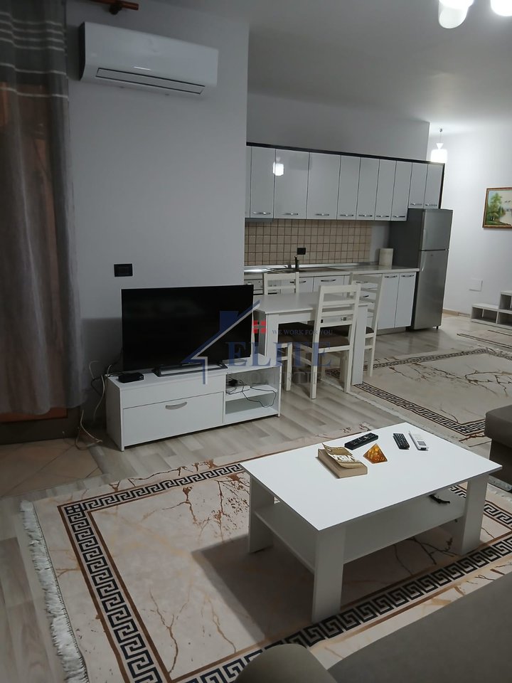 Vicino all'International Hotel di Tirana, appartamento con due camere da letto in affitto.