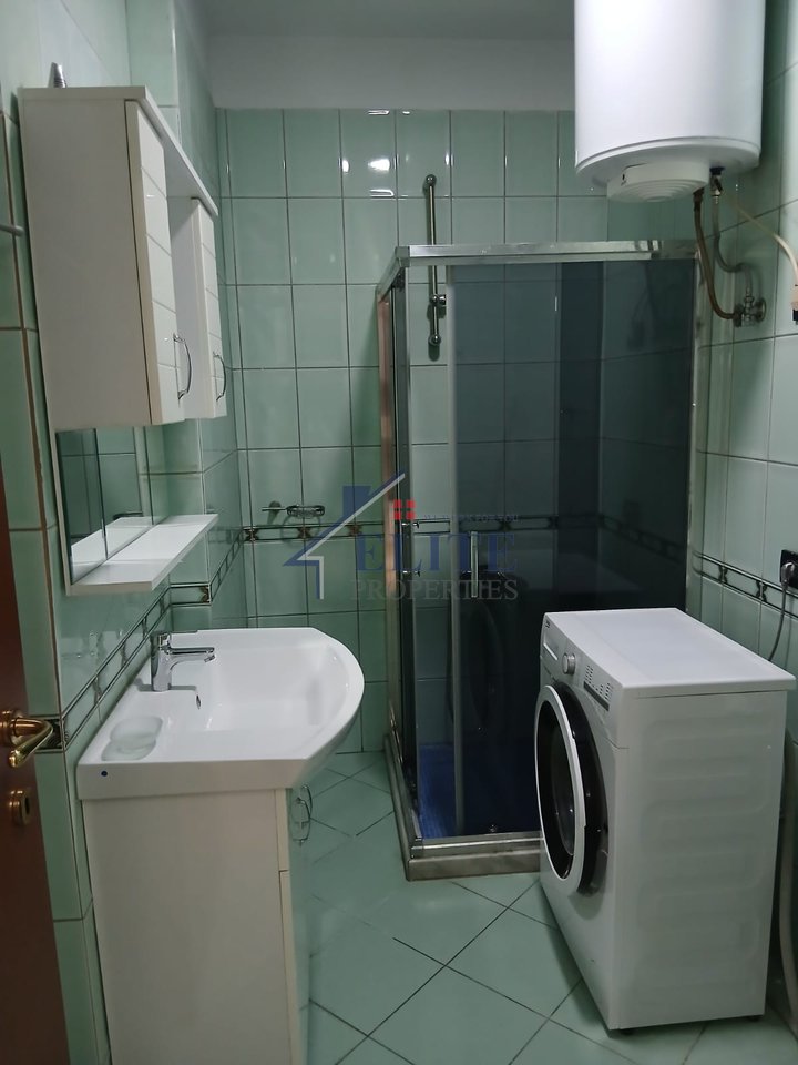 Vicino all'International Hotel di Tirana, appartamento con due camere da letto in affitto.