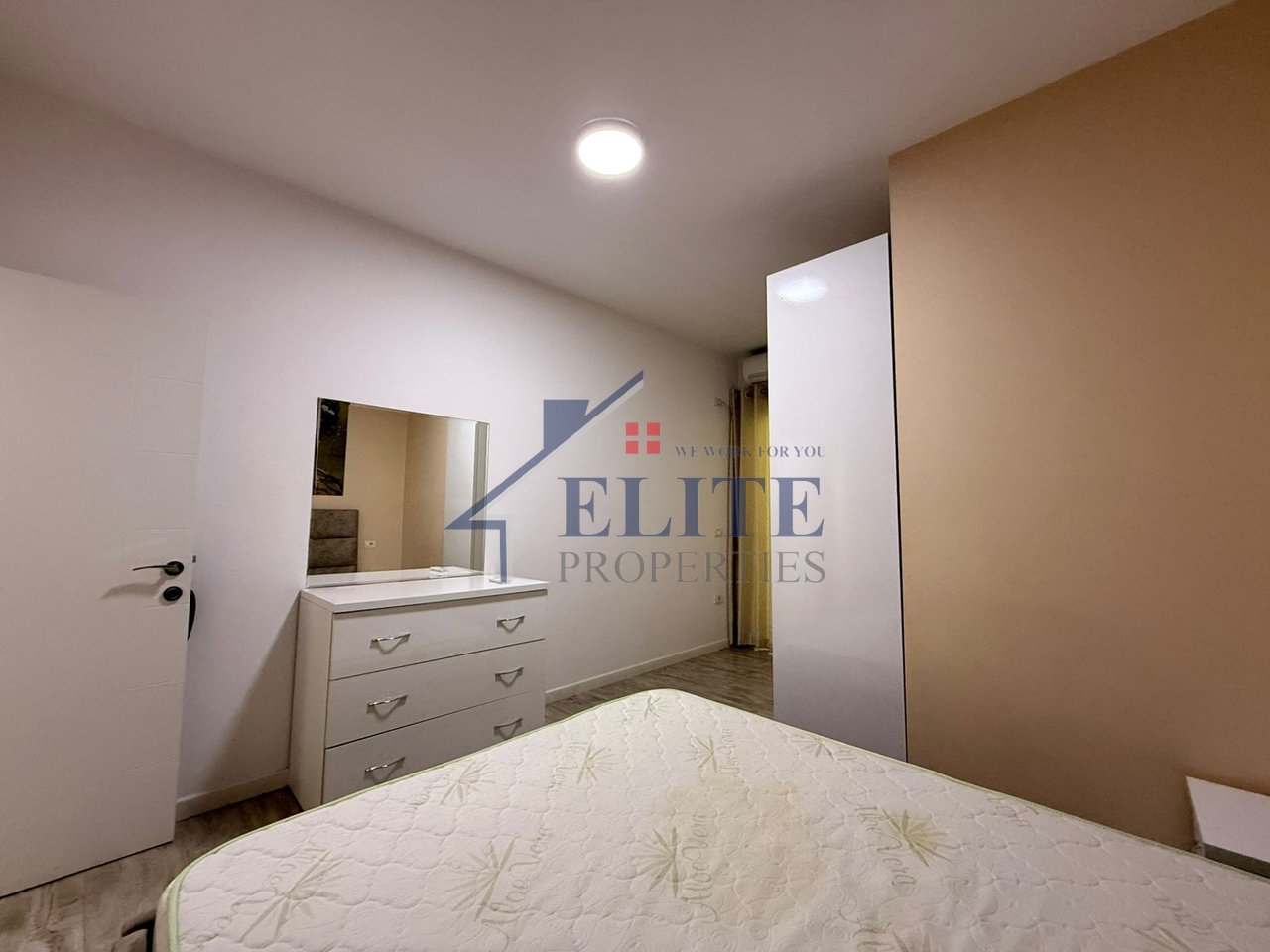 Qendra e Tiranës, Apartamenti 1+1me qera