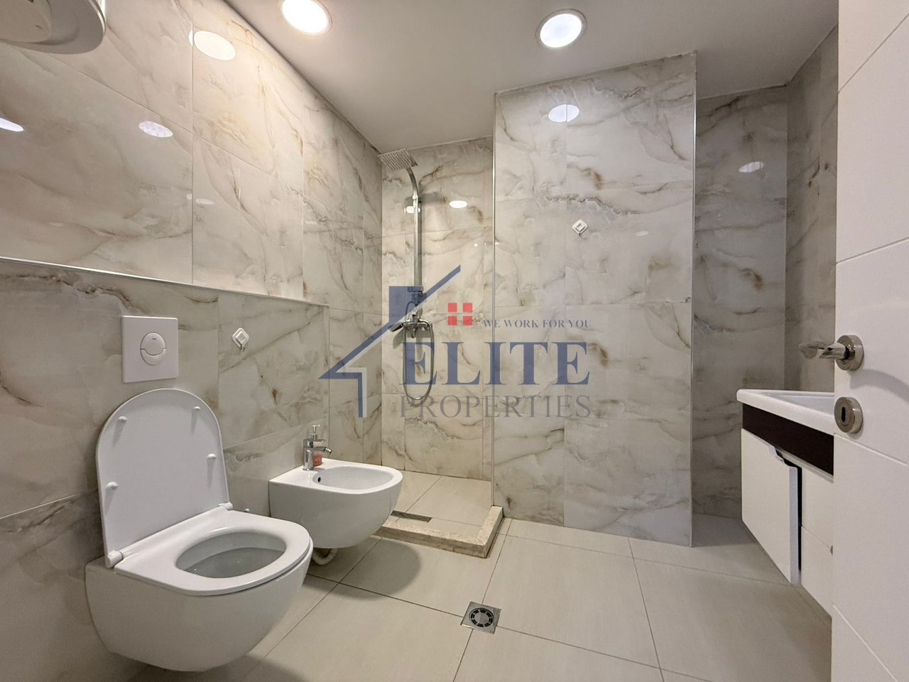 Qendra e Tiranës, Apartamenti 1+1me qera