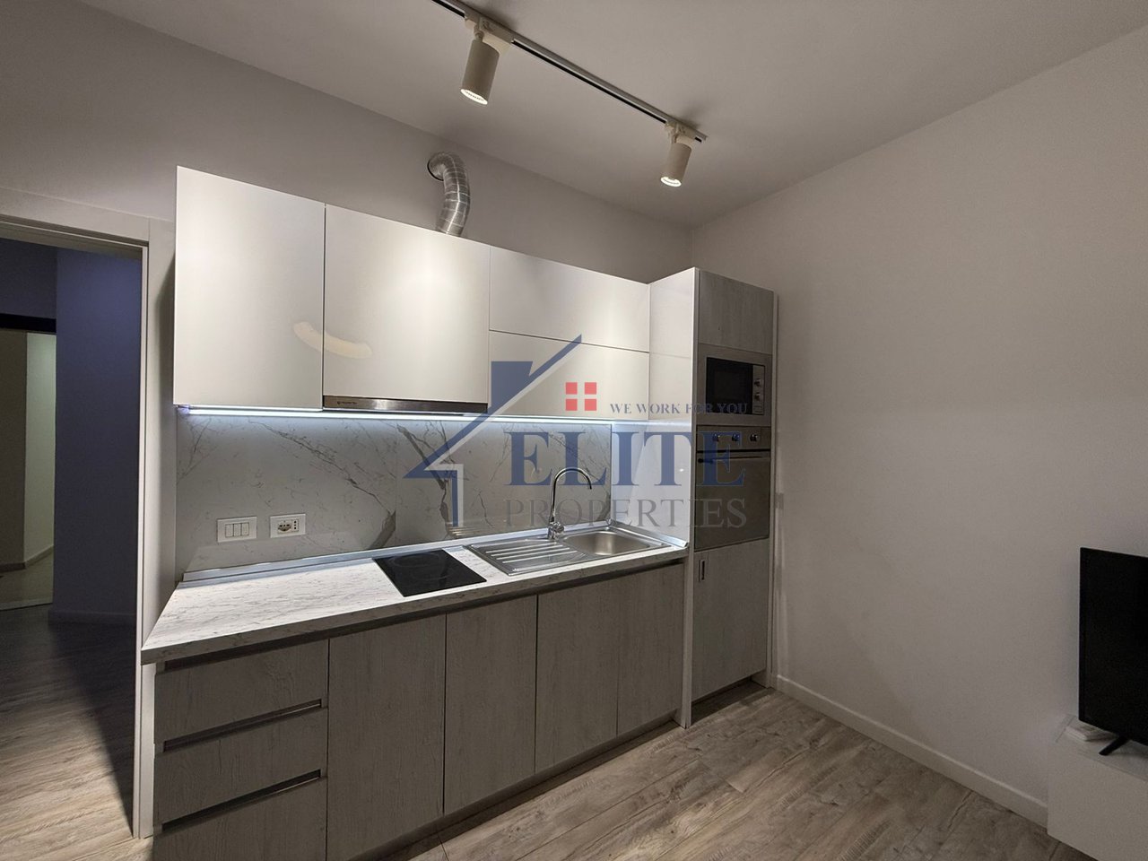 Qendra e Tiranës, Apartamenti 1+1me qera