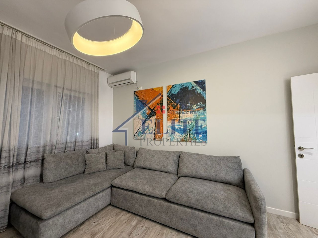 Qendra e Tiranës, Apartamenti 1+1me qera