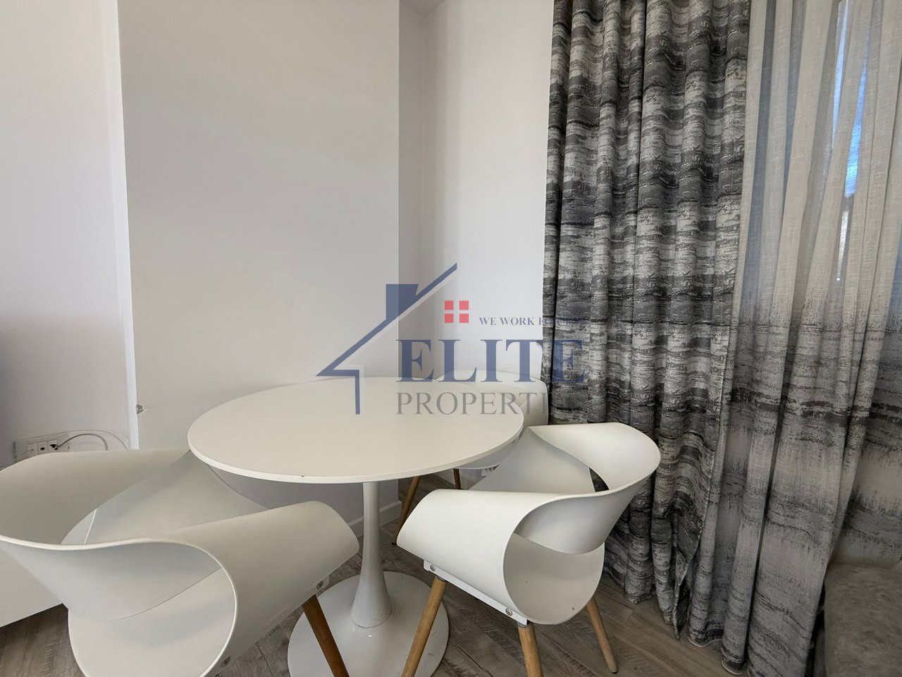 Qendra e Tiranës, Apartamenti 1+1me qera