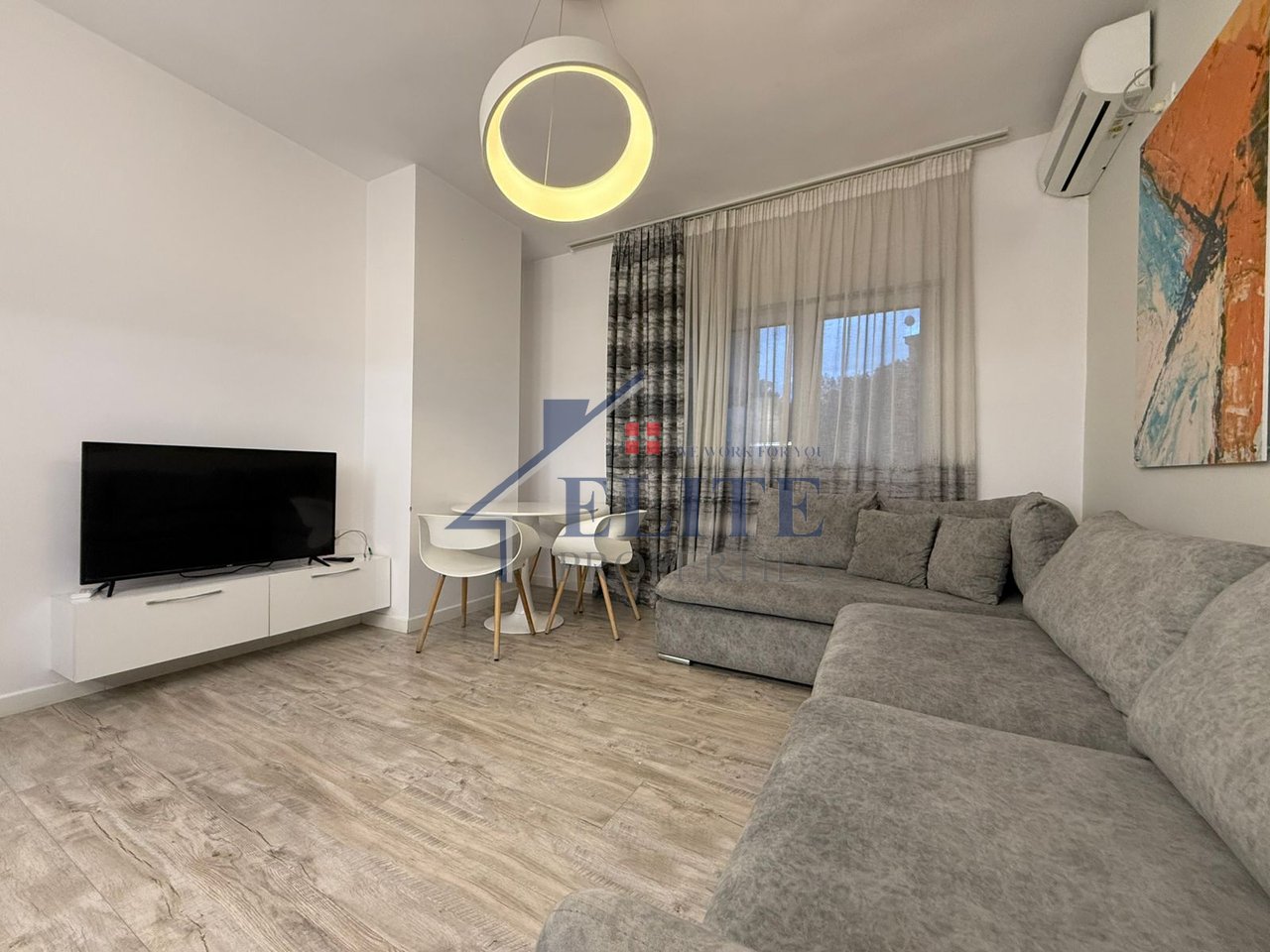 Qendra e Tiranës, Apartamenti 1+1me qera