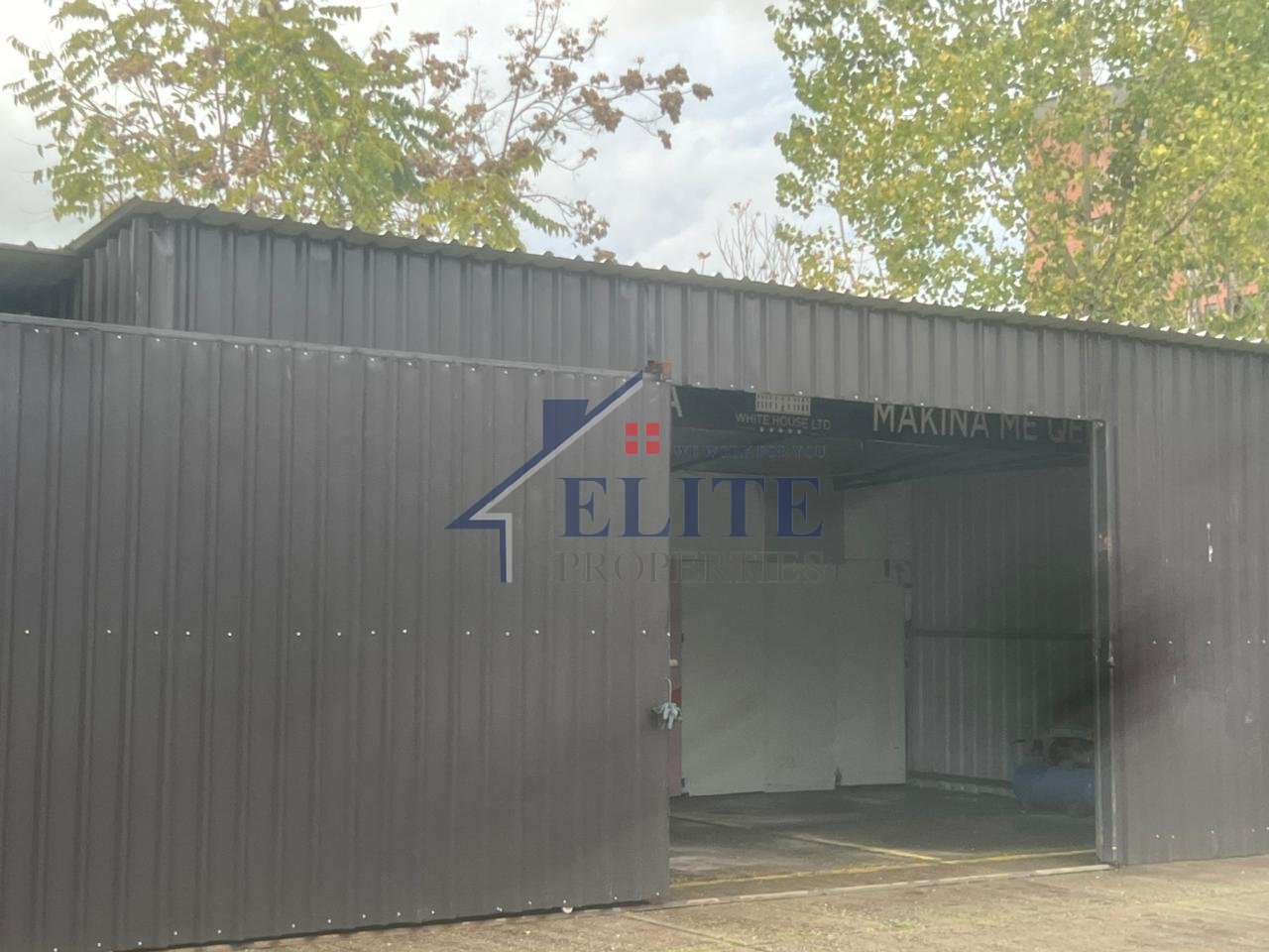 Pranë Rrugës 5 Maji, magazinë me qira