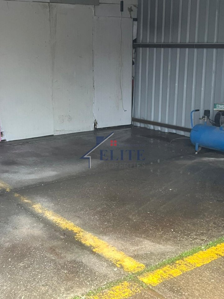 Pranë Rrugës 5 Maji, magazinë me qira