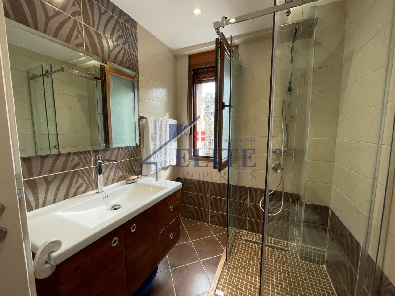 Rr. Vaso Pasha Bllok, apartament 2+1 me qira