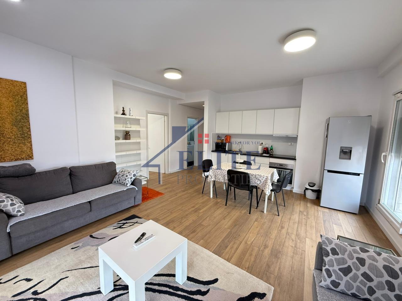 Rruga Myslym Shyri, apartament 5+1 për qira