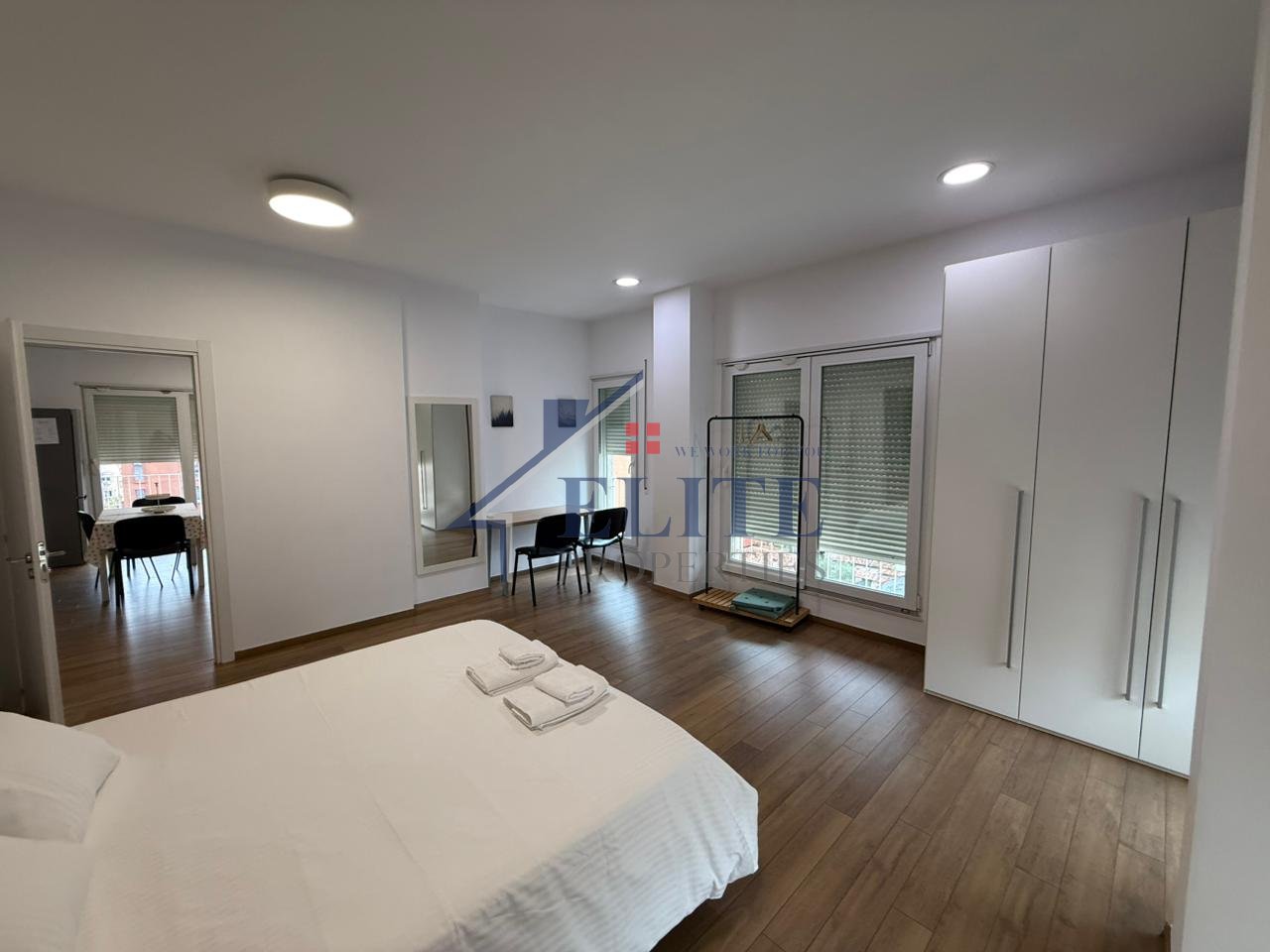 Rruga Myslym Shyri, apartament 5+1 për qira