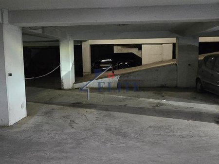 Rruga Dritan Hoxha, post parkimi në shitje