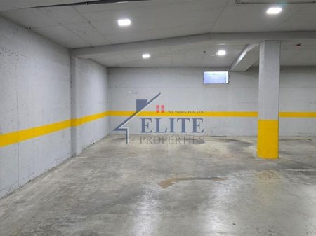 Vicino a Piazza Avni Rustemi, posto auto in vendita