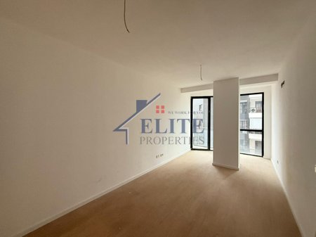 Rruga Mine Peza, ambient zyrash me qera