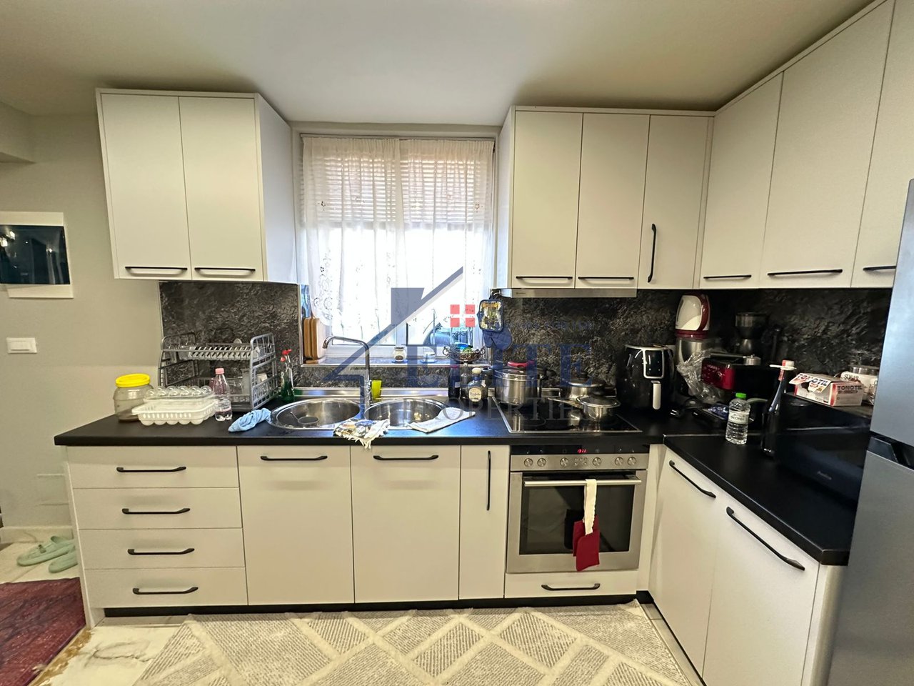 Shkolla e Kuqe, shtëpi private 1+1 me qira