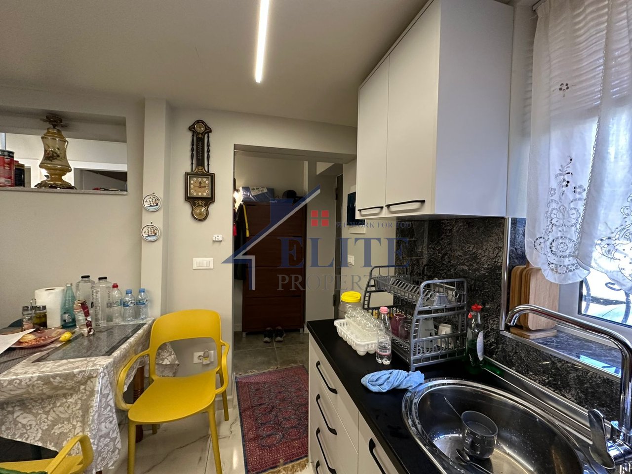 Shkolla e Kuqe, shtëpi private 1+1 me qira