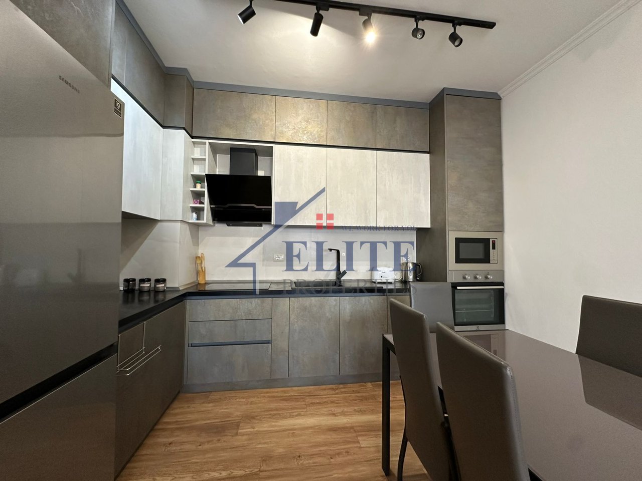 Pazari i Ri, apartament 2+1 me qira