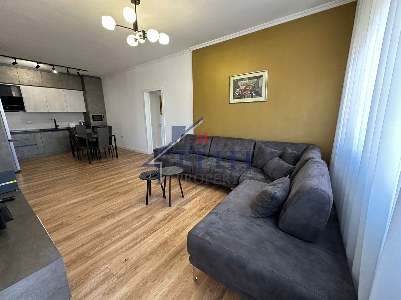 Pazari i Ri, apartament 2+1 me qira