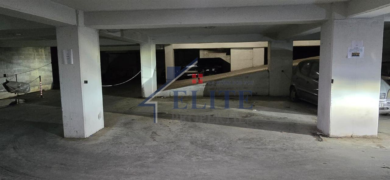 Rruga Dritan Hoxha, post parkimi në shitje