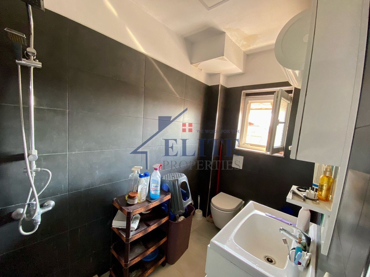 Xhamllik, shitet apartament 1+1