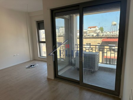 Shkolla e Kuqe, apartament 1+1 me qira