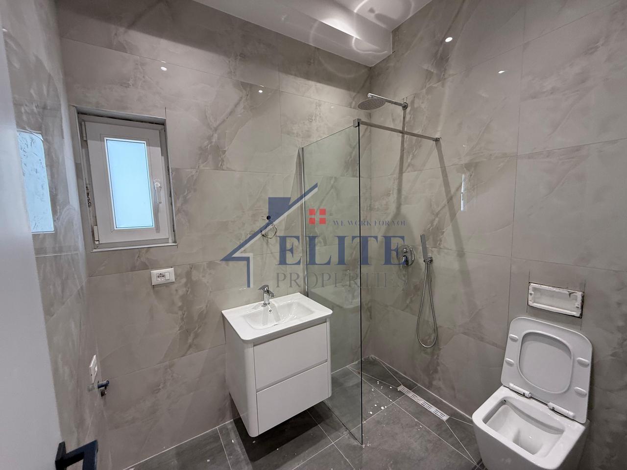 Pranë Kompleksit Mangalem Ali Demi, shitet apartament 1+1