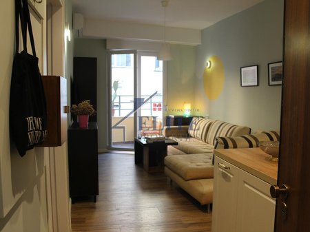Përballë Gjimnazit “Petro Nini” –  apartament 1+1 me qira