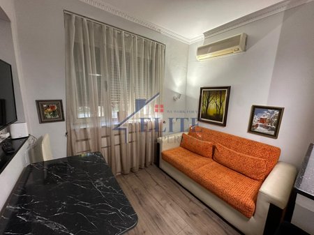 Xhamia e Tabakëve –  apartament 1+1 me qira