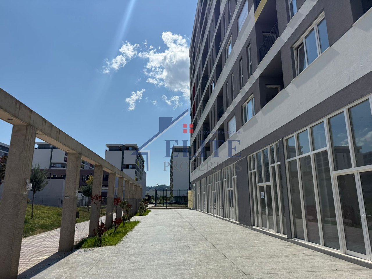 Univers City, shop for rent