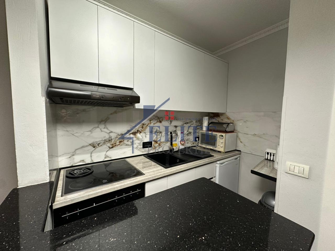 Xhamia e Tabakëve –  apartament 1+1 me qira