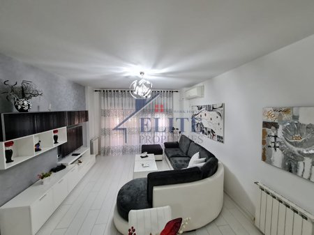 Komuna e Parisit, appartamento con due camere da letto in affitto