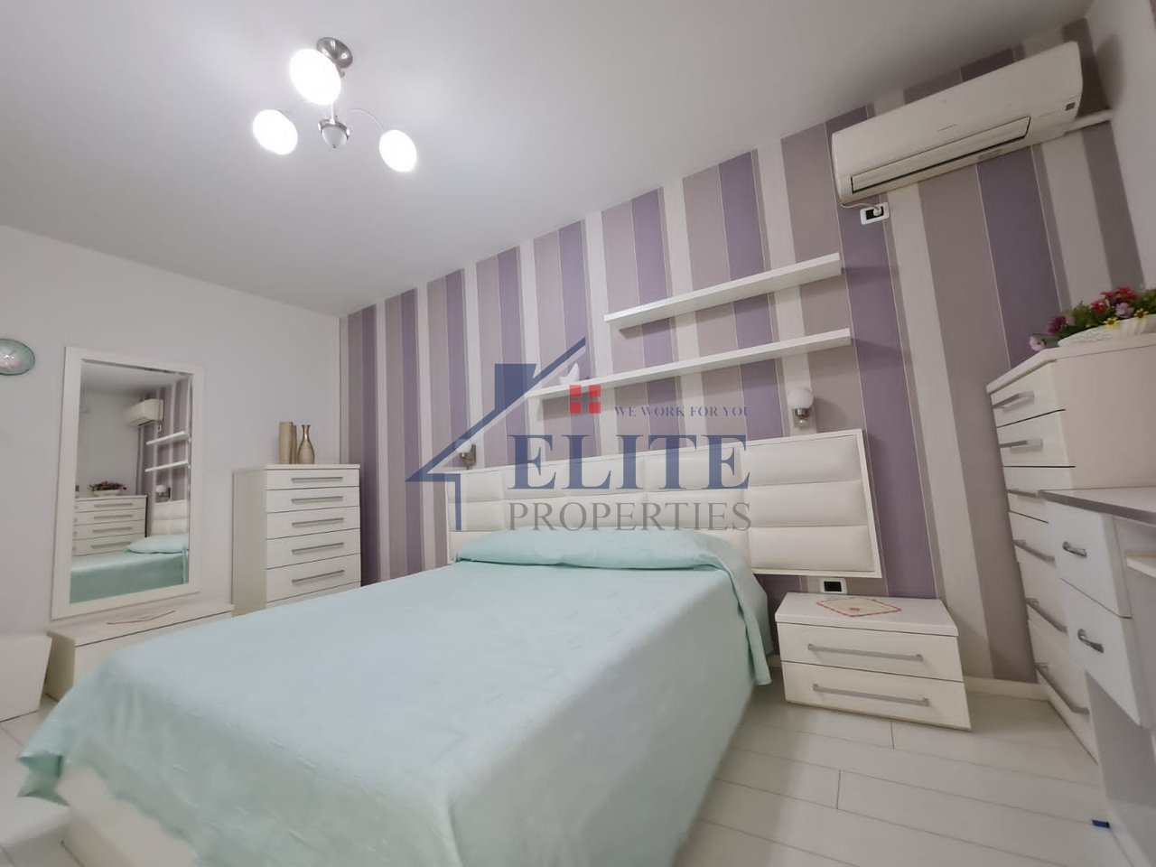 Komuna e Parisit, appartamento con due camere da letto in affitto