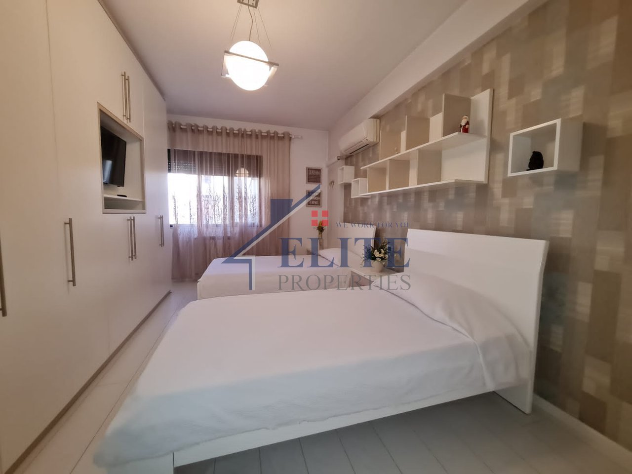 Komuna e Parisit, appartamento con due camere da letto in affitto