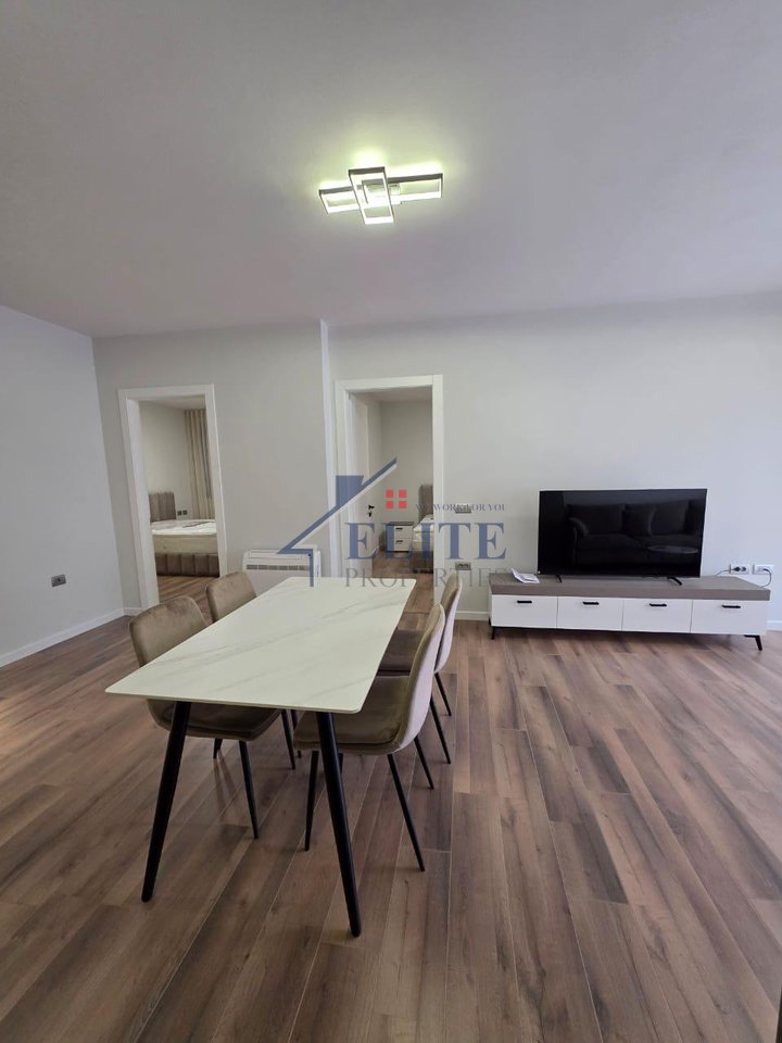 Rrugën e Elbasanit, jepet me qera apartament 2+1