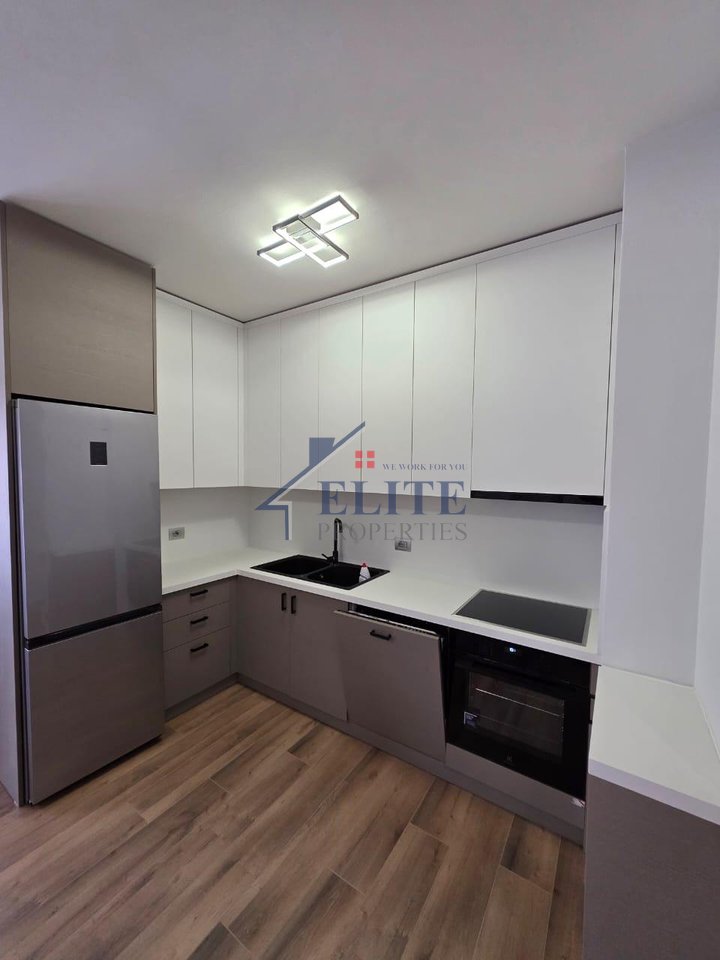 Rrugën e Elbasanit, jepet me qera apartament 2+1