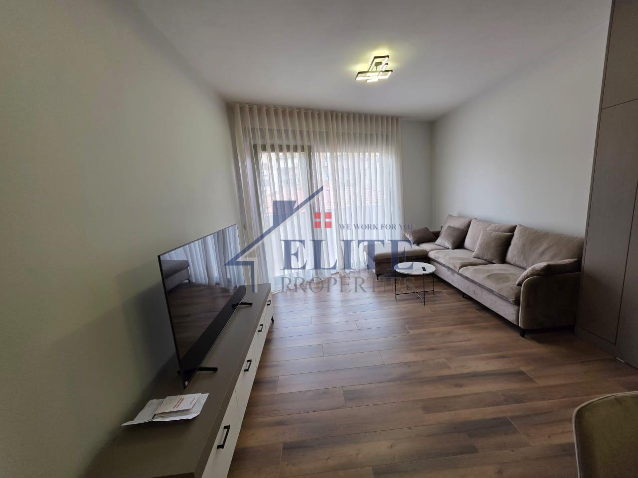 Rrugën e Elbasanit, jepet me qera apartament 2+1