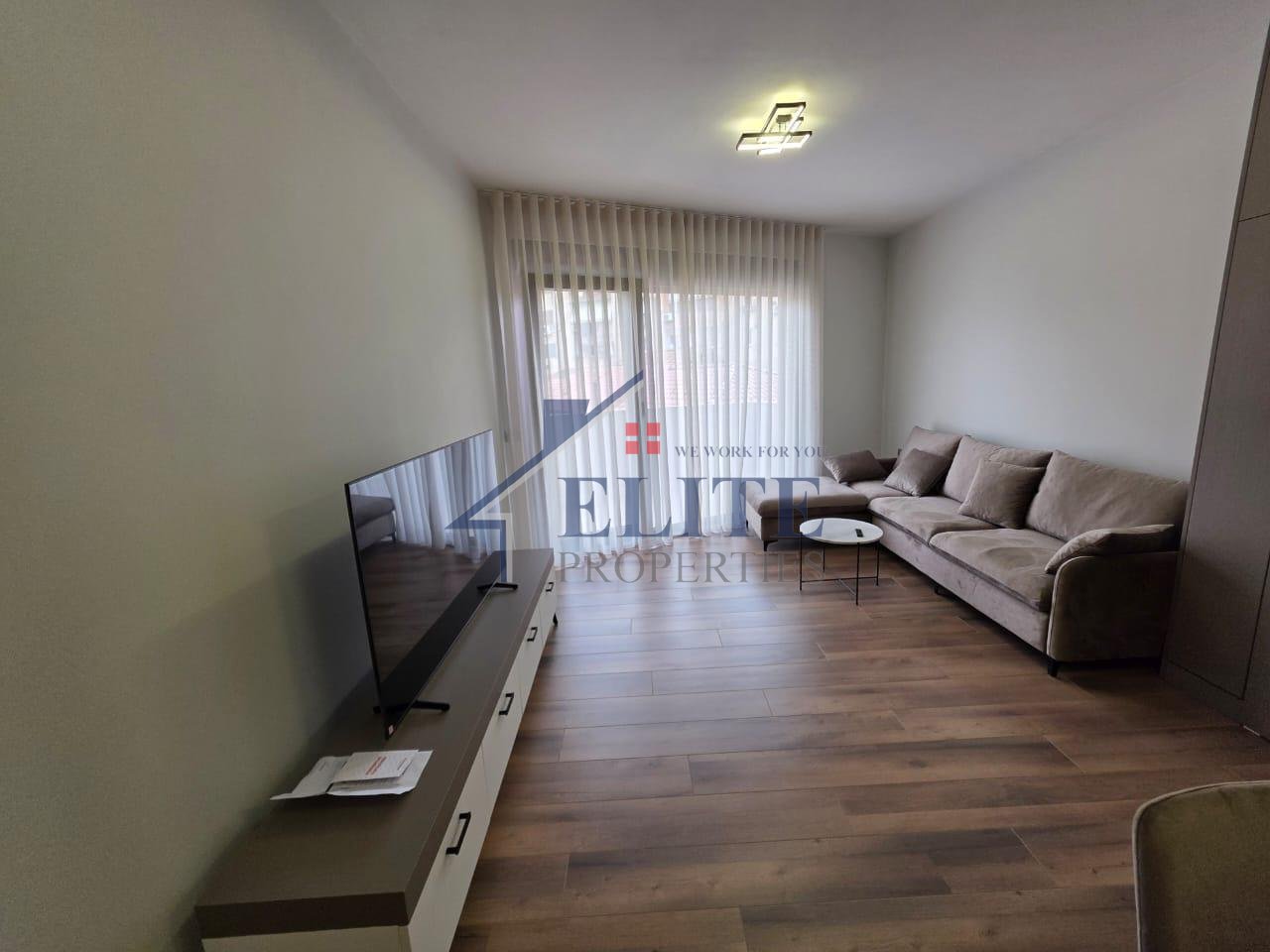 Rrugën e Elbasanit, jepet me qera apartament 2+1