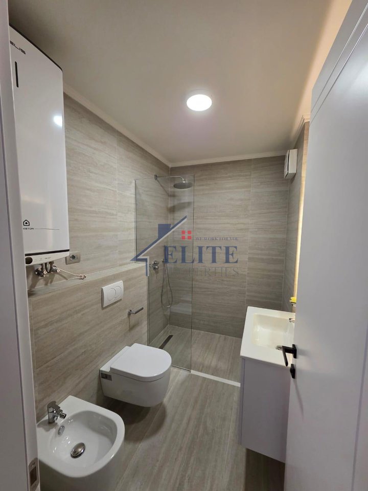 Rrugën e Elbasanit, jepet me qera apartament 2+1
