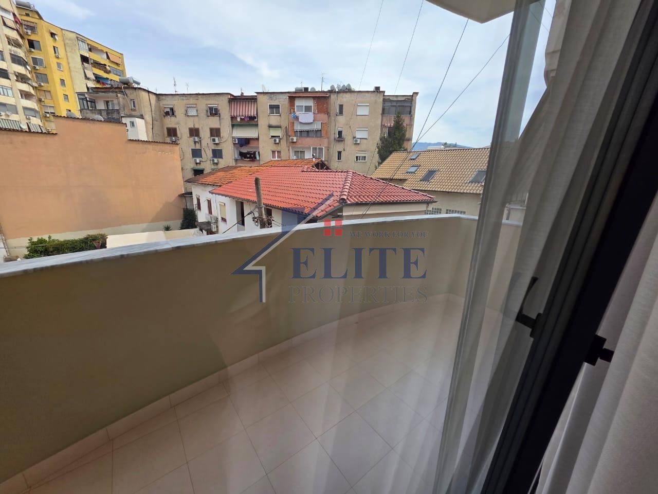 Rrugën e Elbasanit, jepet me qera apartament 2+1