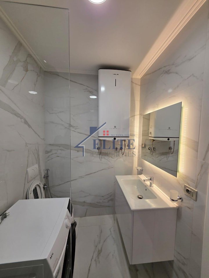 Rrugën e Elbasanit, jepet me qera apartament 2+1