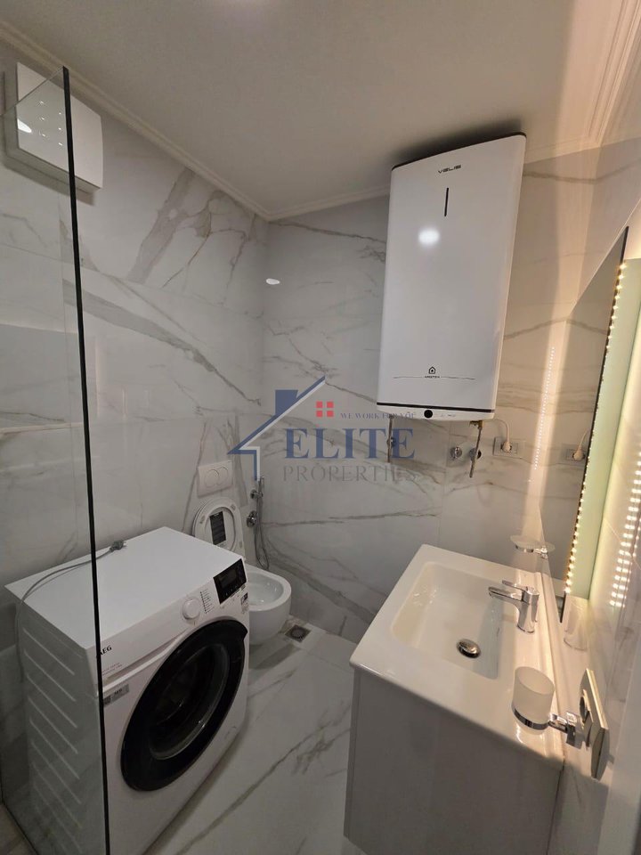 Rrugën e Elbasanit, jepet me qera apartament 2+1