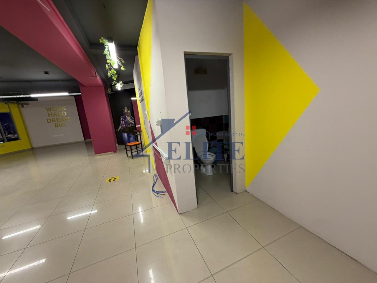 Kompleksi Halili, ambjent zyrash me qira