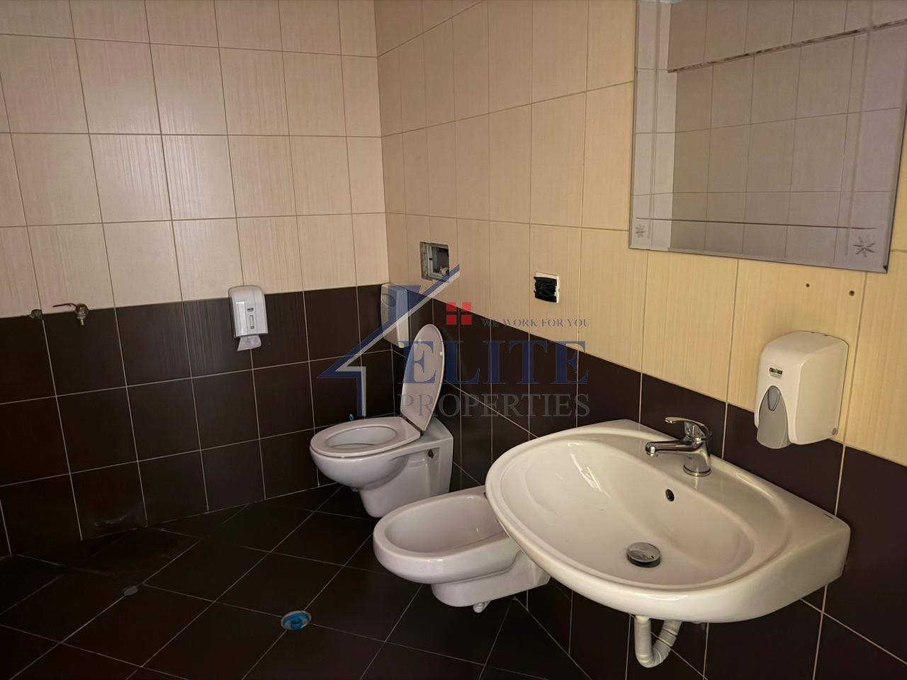 Kompleksi Halili, ambjent zyrash me qira