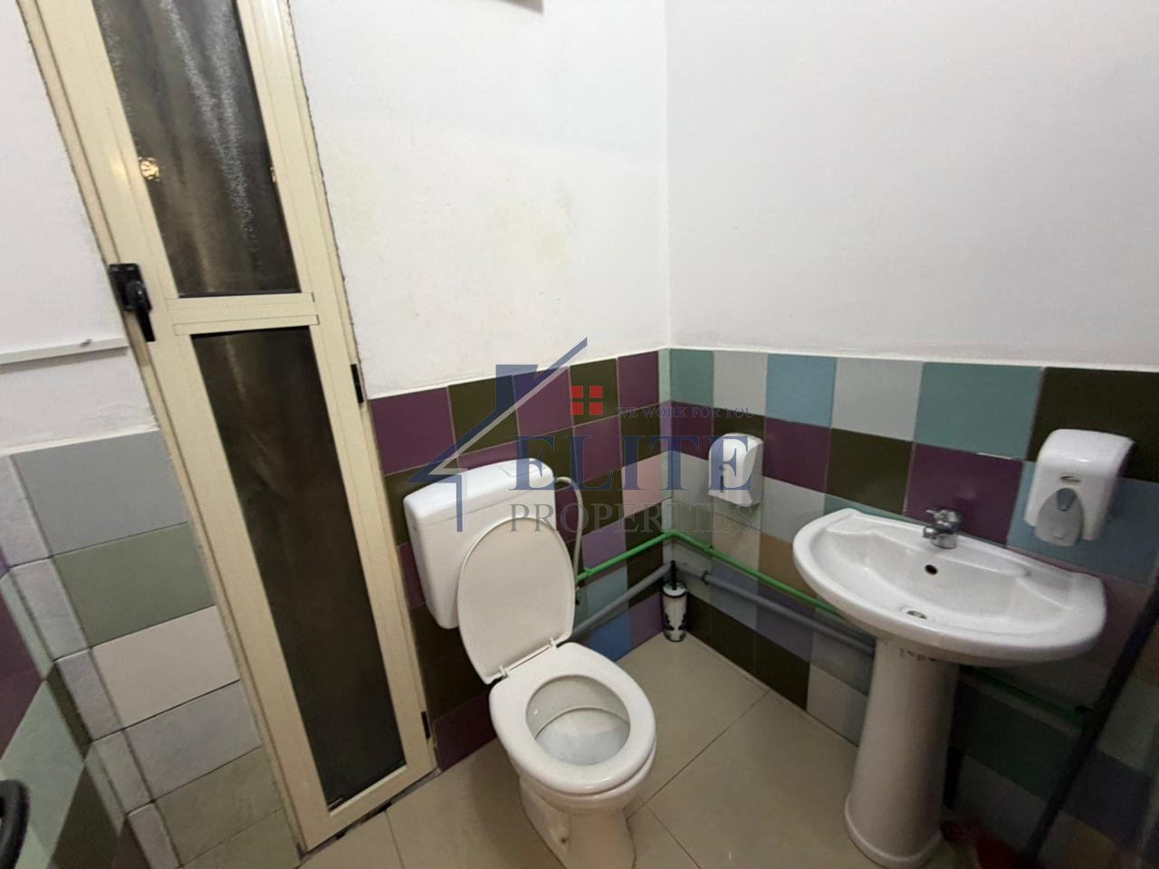 Kompleksi Halili, ambjent zyrash me qira