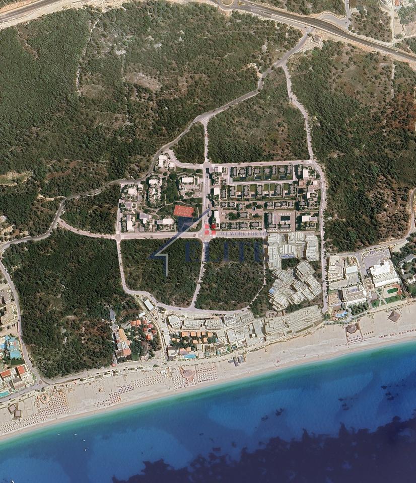 Square Village Dhërmi, apartament 2+1+oborr në shitje