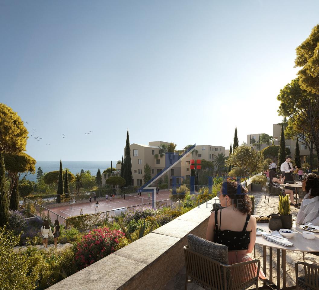 Square Village Dhërmi, apartament 2+1+oborr në shitje