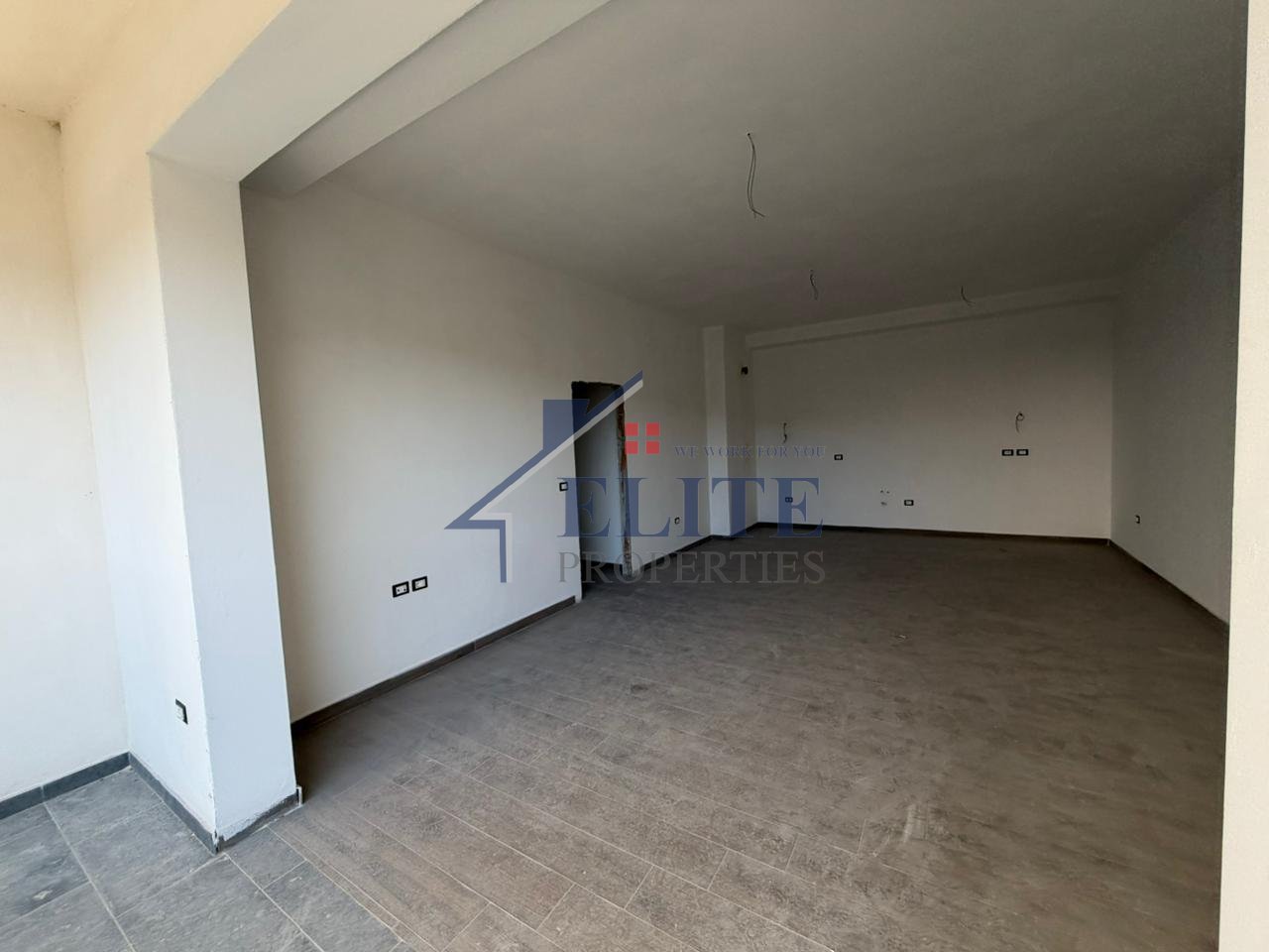 Square 21 Rruga e Kavajës, apartament 3+1 në shitje
