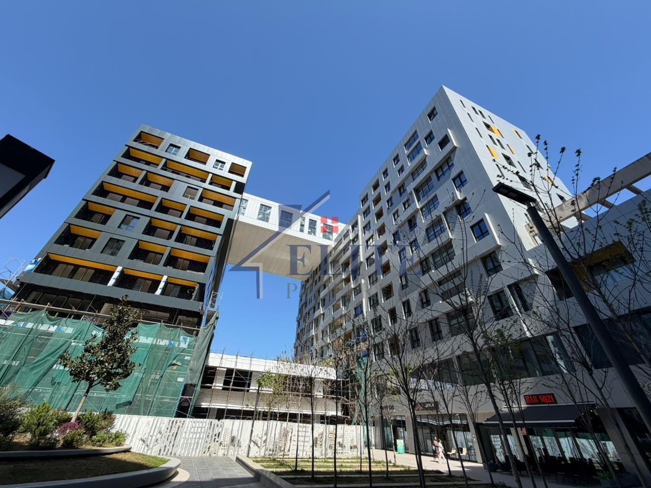 Square 21 Rruga e Kavajës, apartament 3+1 në shitje