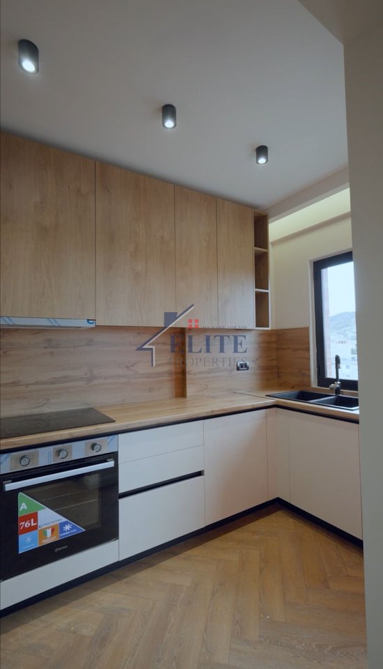 Pranë Delijorgjit, apartament 2+1 + garderobë në shitje